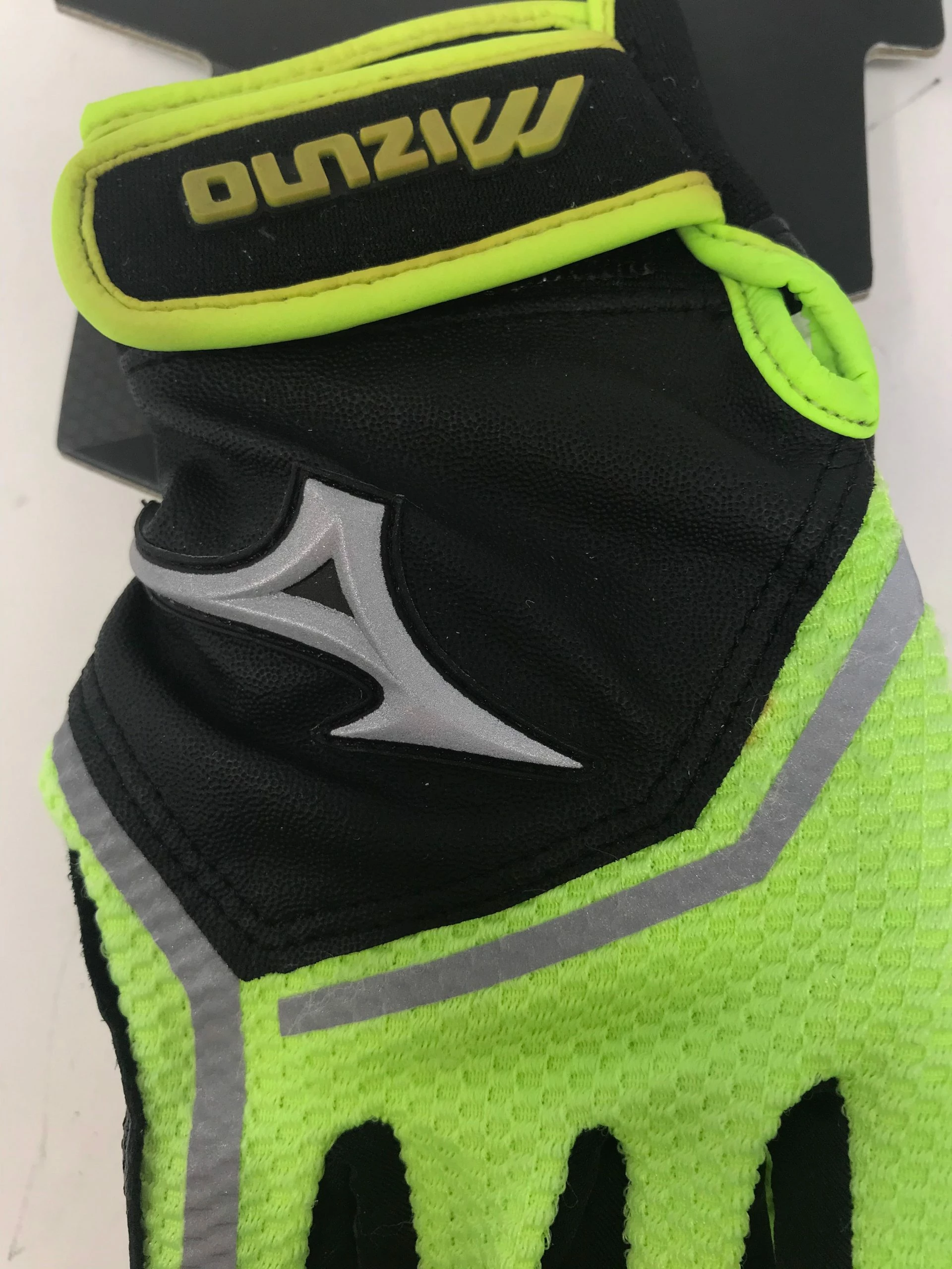 New Other Mizuno Girl's Medium 2016 Finch Softball Batting Gloves Green/Black 3 New Other Mizuno Girl's Medium 2016 Finch Softball Batting Gloves Green/Black